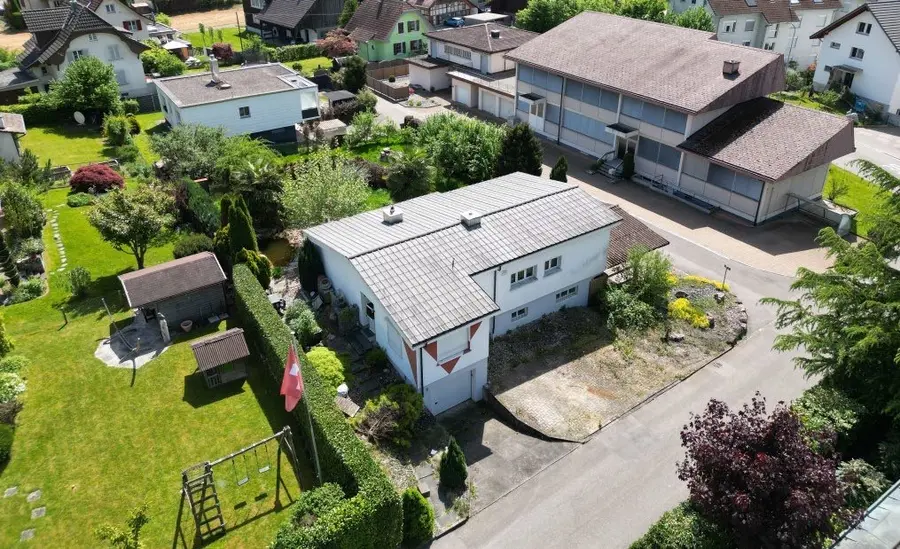 Luftbild Küngoldingen: Einfamilienhaus mit grossem Grundstück, parzelliert für einen Neubau